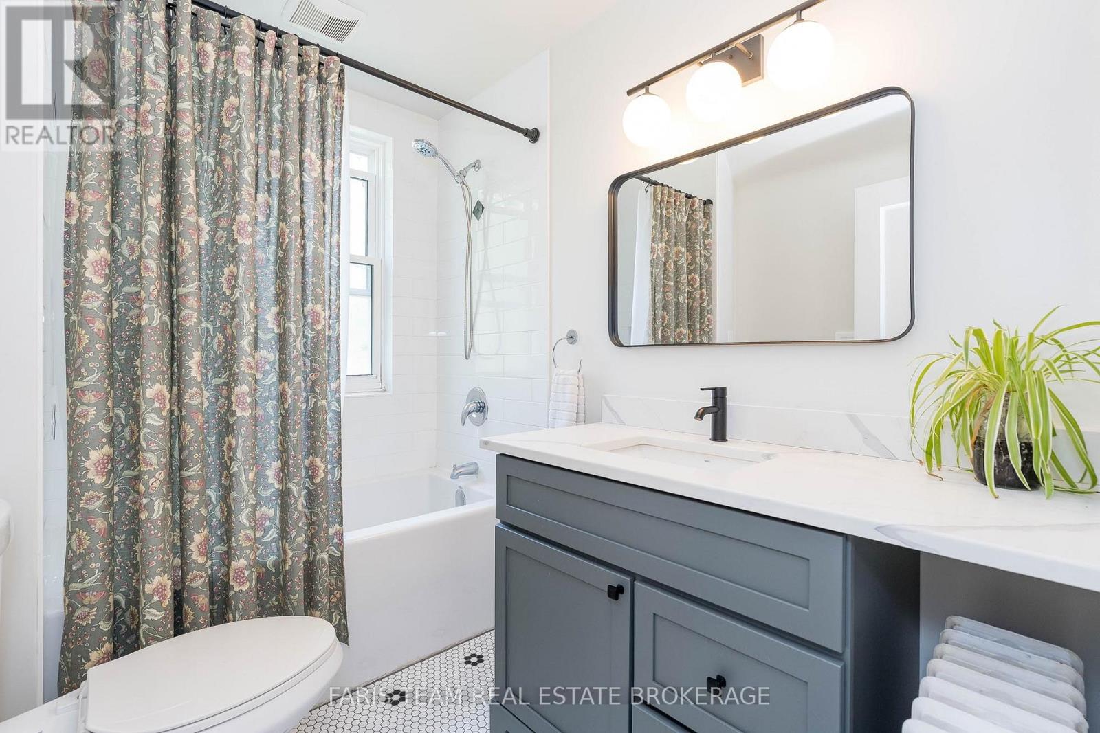 Photo 24 of 44 Tecumseth Street, Orillia ON