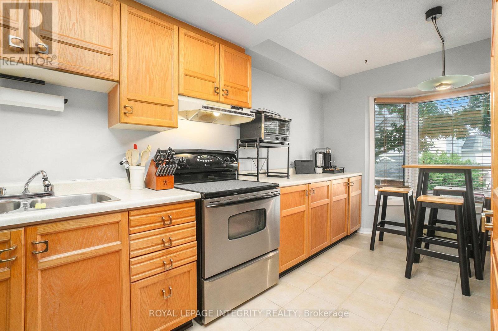 Photo 12 of 96 Haxby Private, Ottawa ON