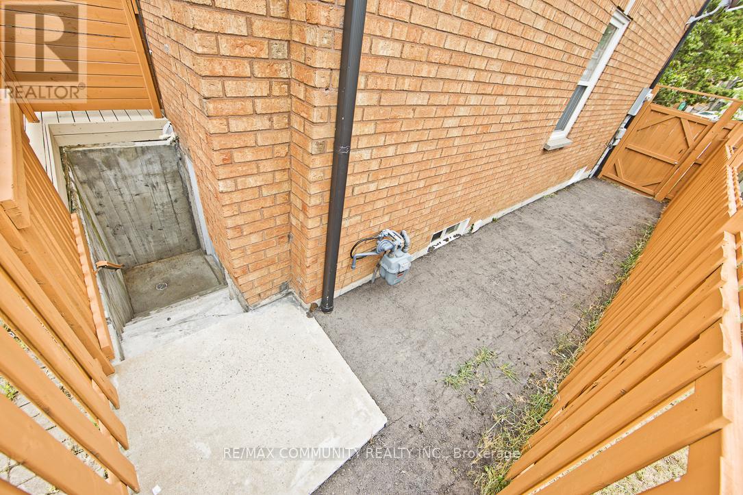 Photo 17 of 70 Tulip Drive, Brampton ON