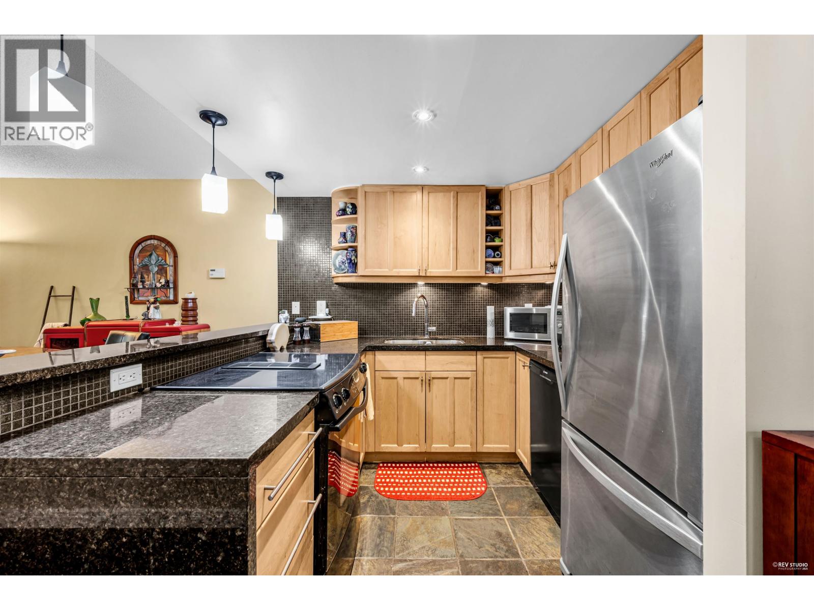 Photo 4 of 203 1867 W 3rd Avenue, Vancouver BC