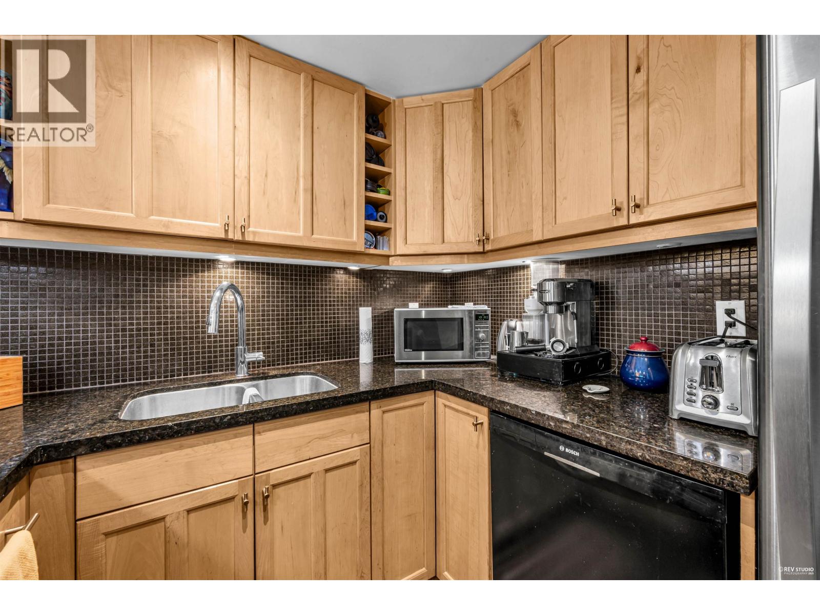 Photo 5 of 203 1867 W 3rd Avenue, Vancouver BC