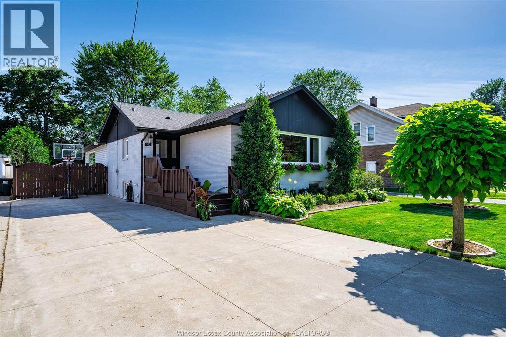 Photo 2 of 533 Morand Street, Windsor ON