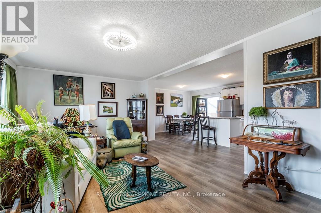 Photo 4 of 17 Bent Willow Court, Haldimand ON
