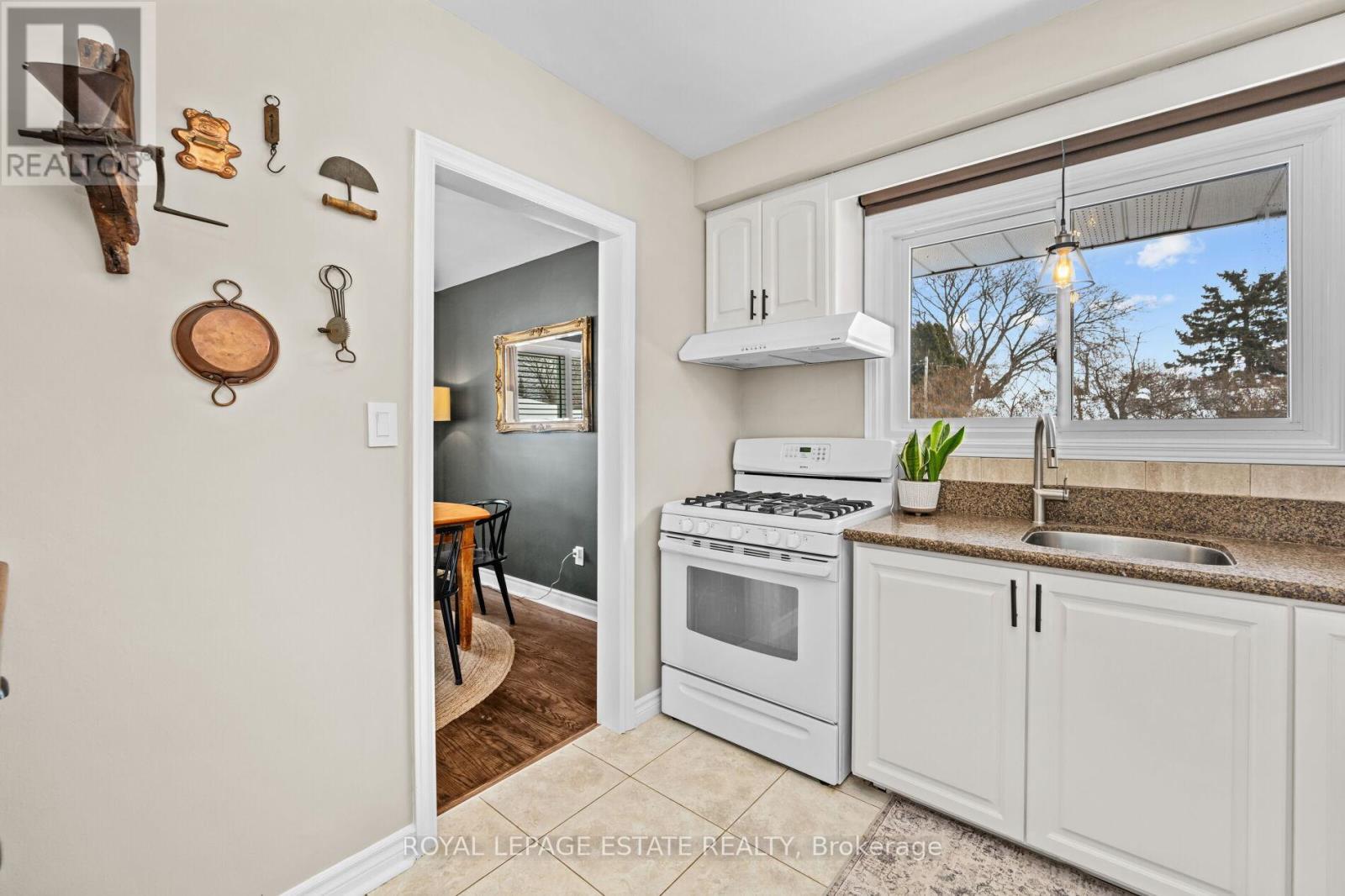 Photo 11 of 111 Leitch Drive, Grimsby ON