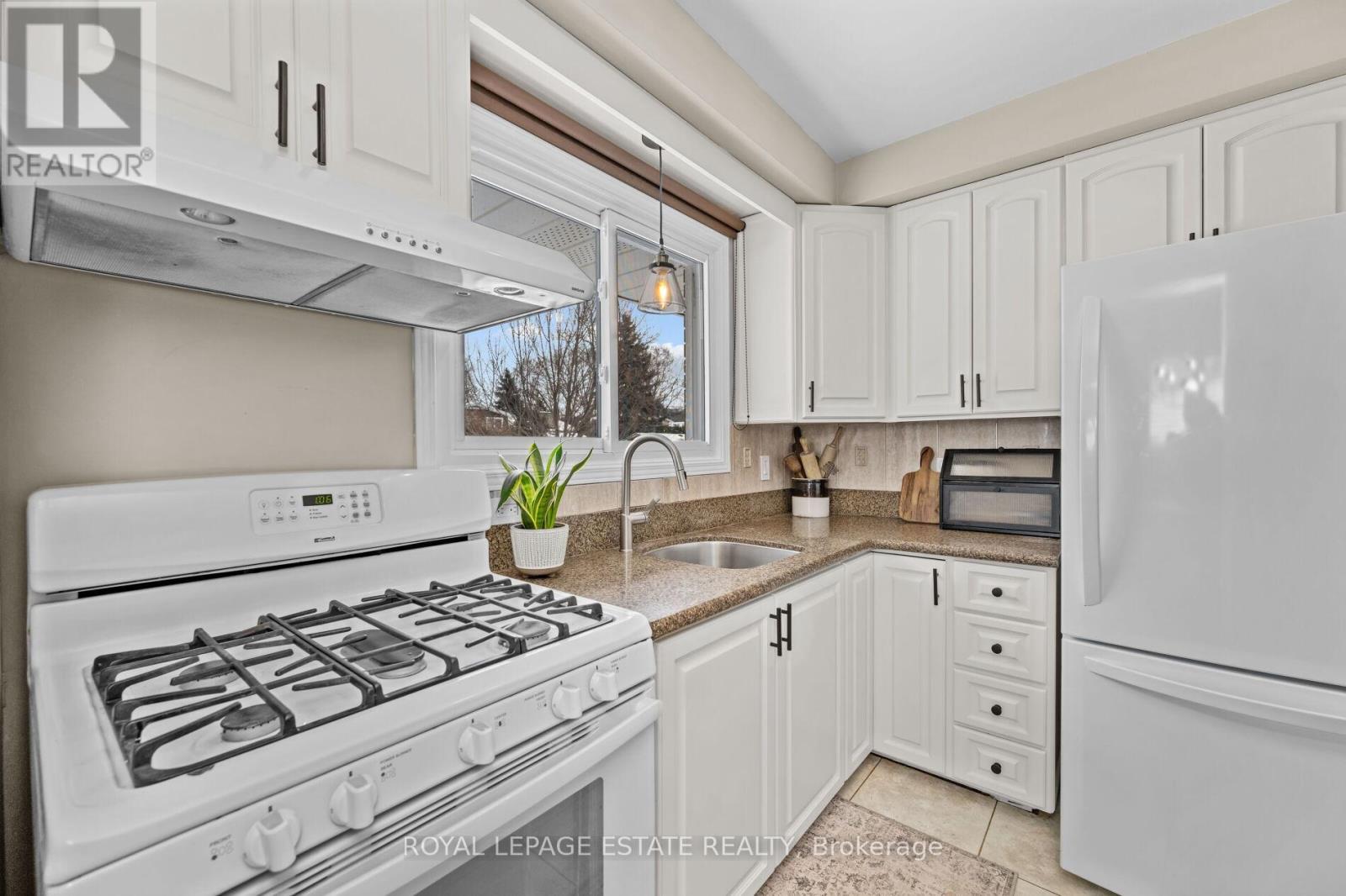 Photo 12 of 111 Leitch Drive, Grimsby ON