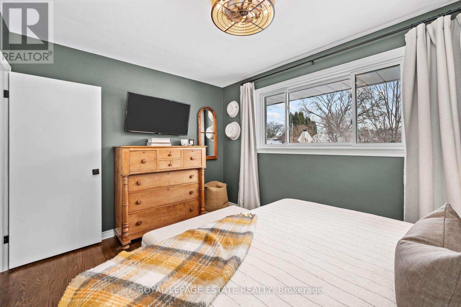 Photo 15 of 111 Leitch Drive, Grimsby ON