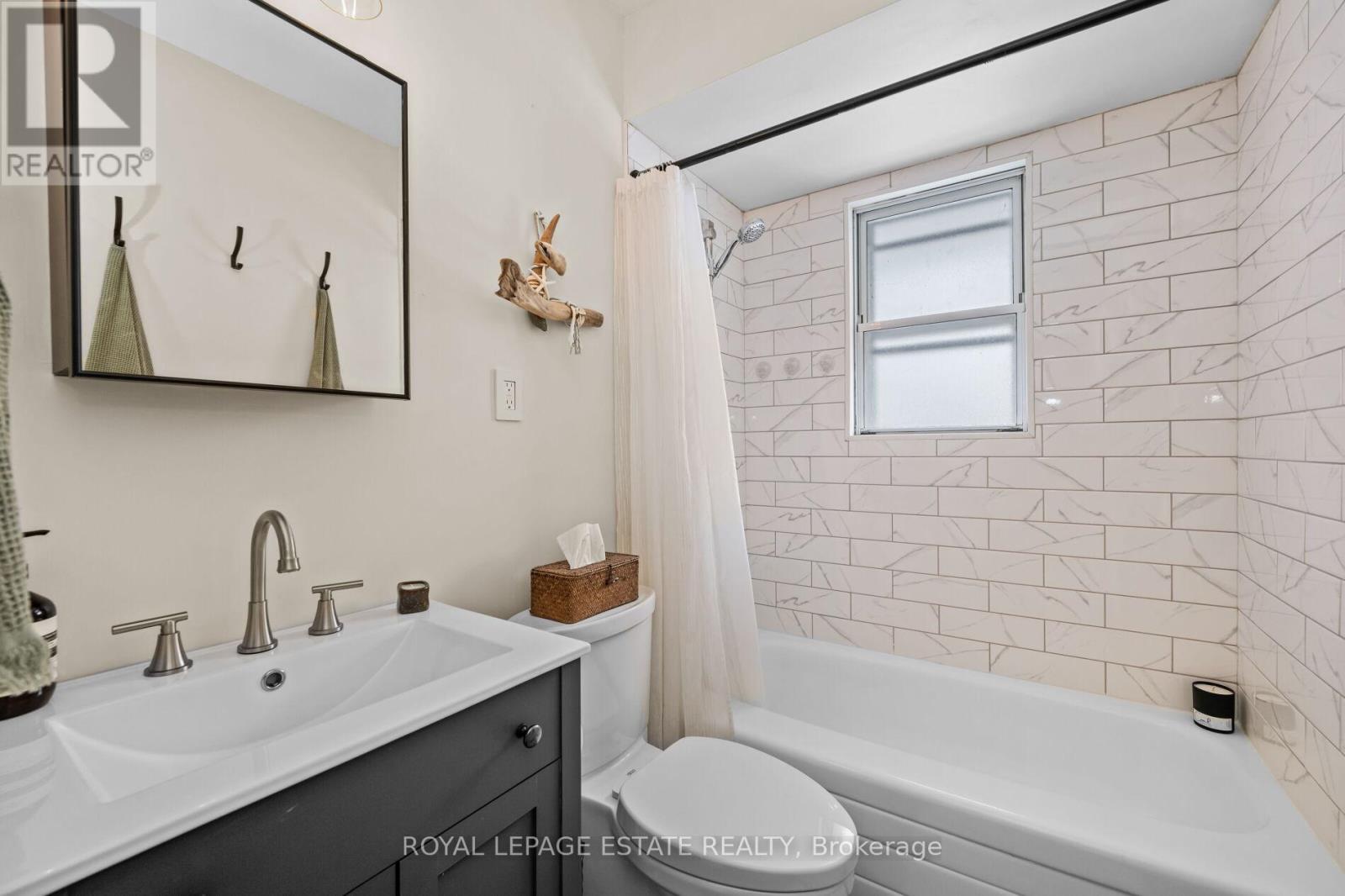 Photo 20 of 111 Leitch Drive, Grimsby ON