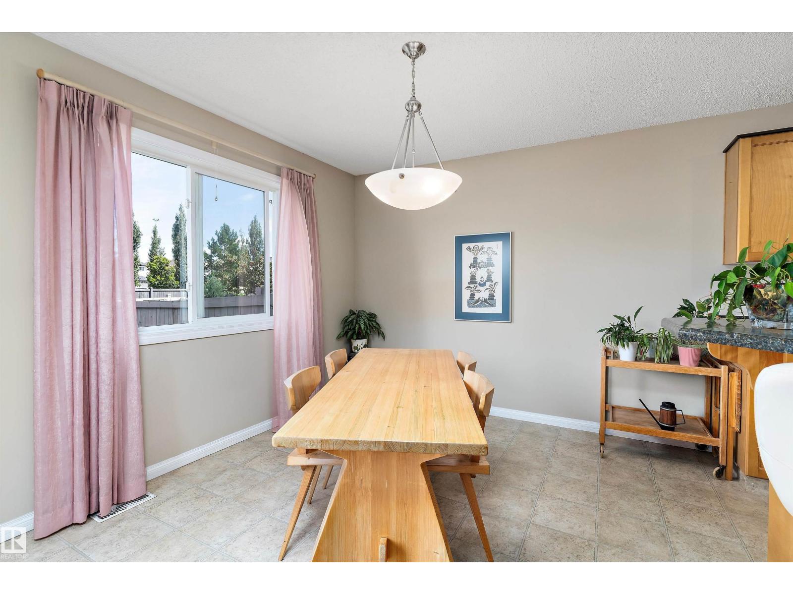 Photo 10 of 112 Castle Dr Nw, Edmonton AB