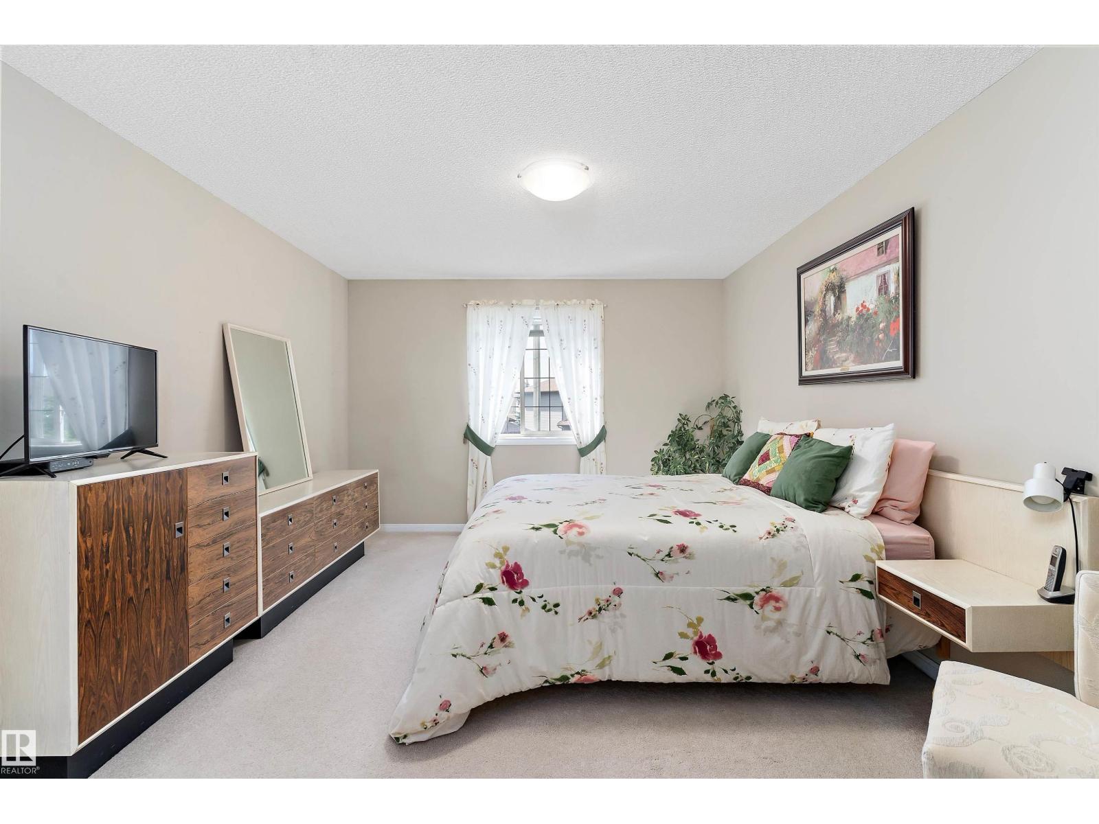 Photo 12 of 112 Castle Dr Nw, Edmonton AB