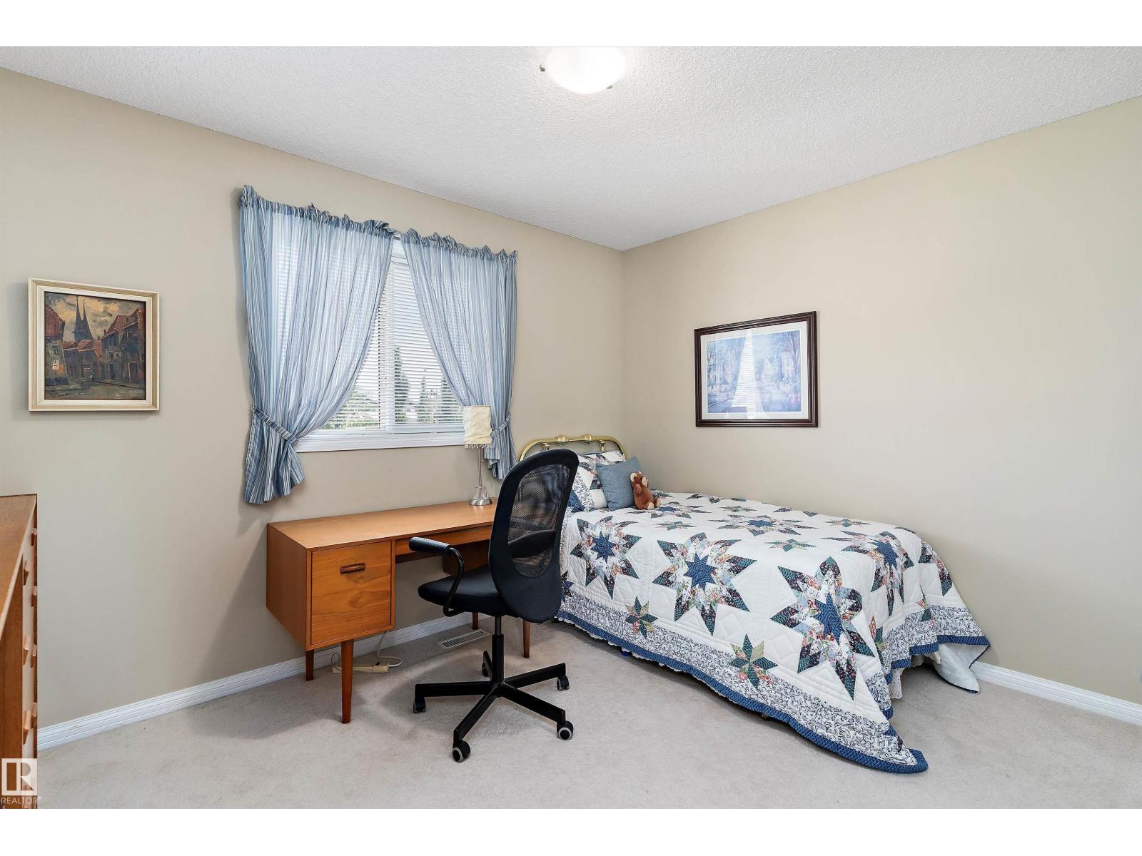 Photo 15 of 112 Castle Dr Nw, Edmonton AB