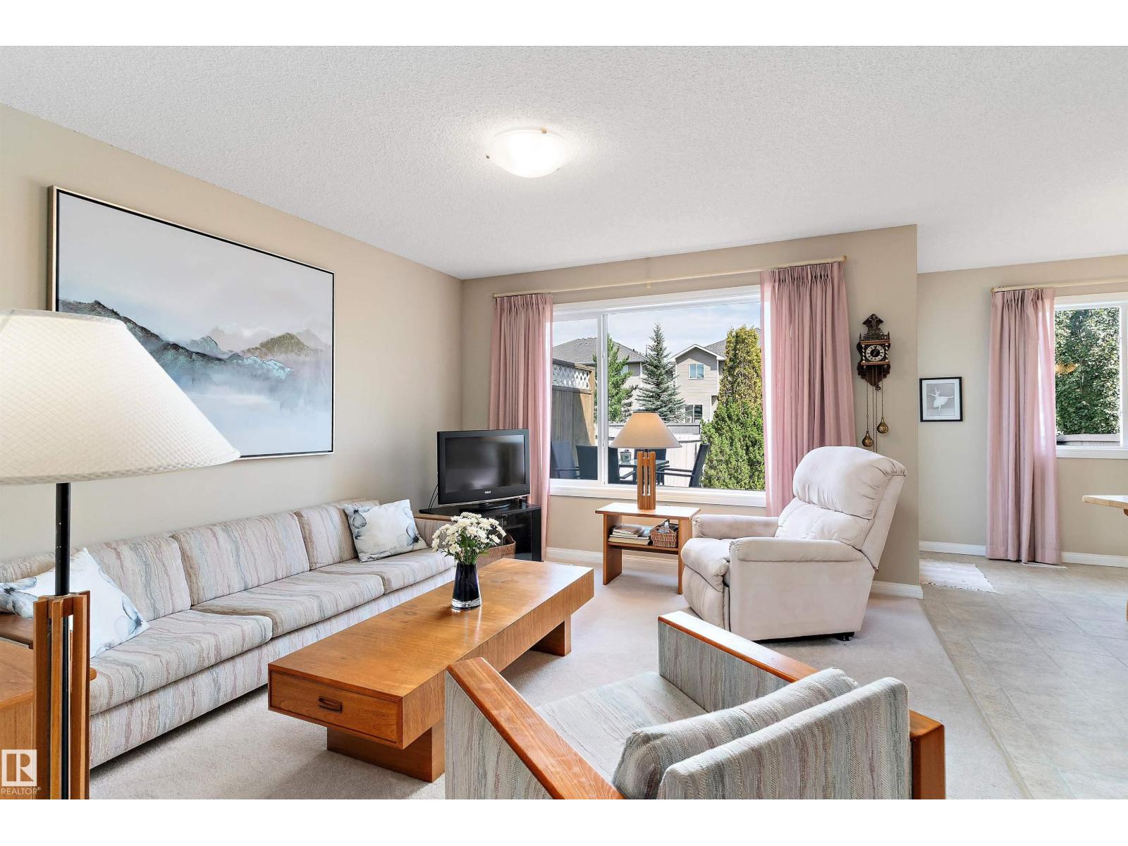 Photo 6 of 112 Castle Dr Nw, Edmonton AB