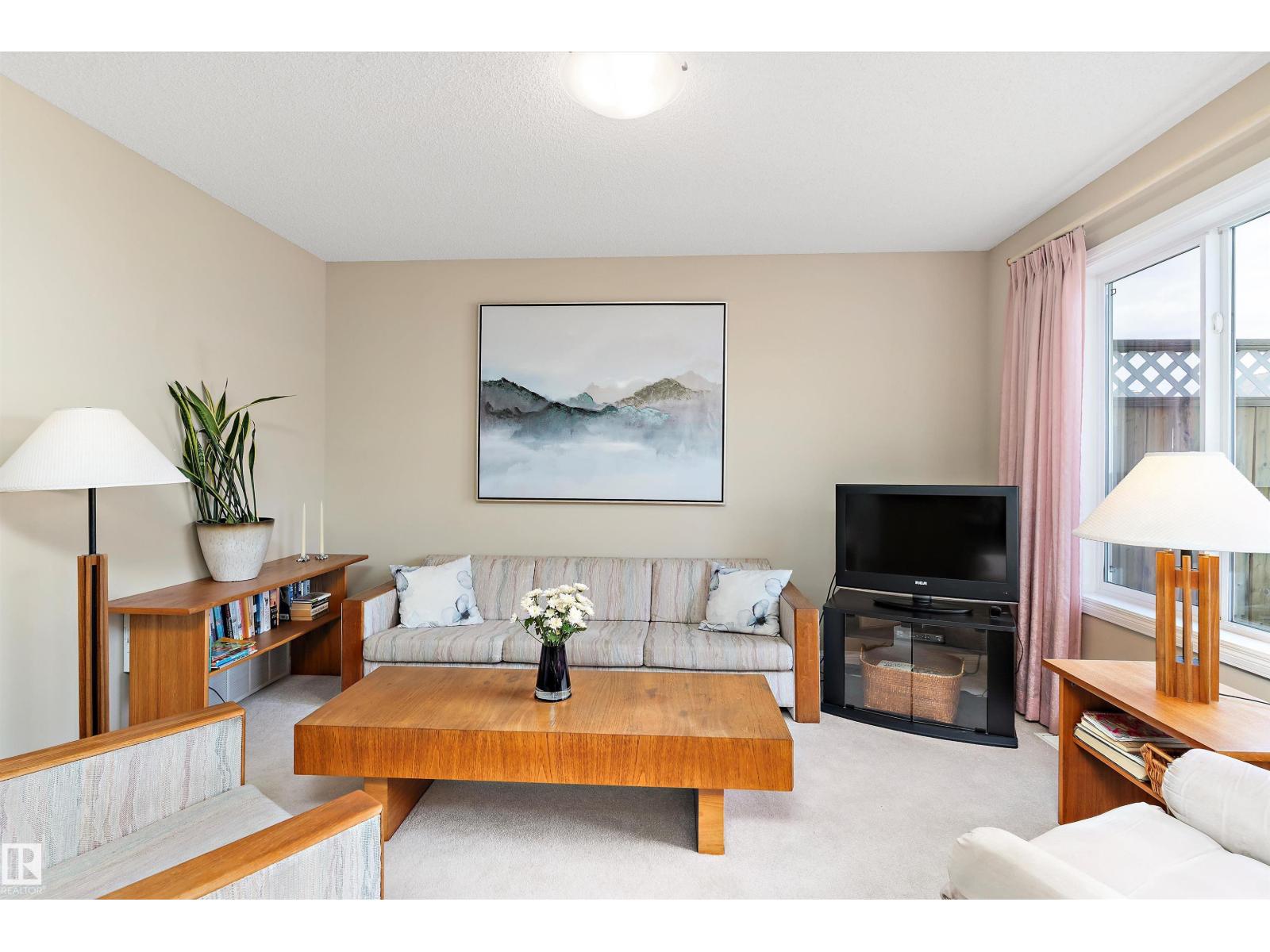 Photo 7 of 112 Castle Dr Nw, Edmonton AB