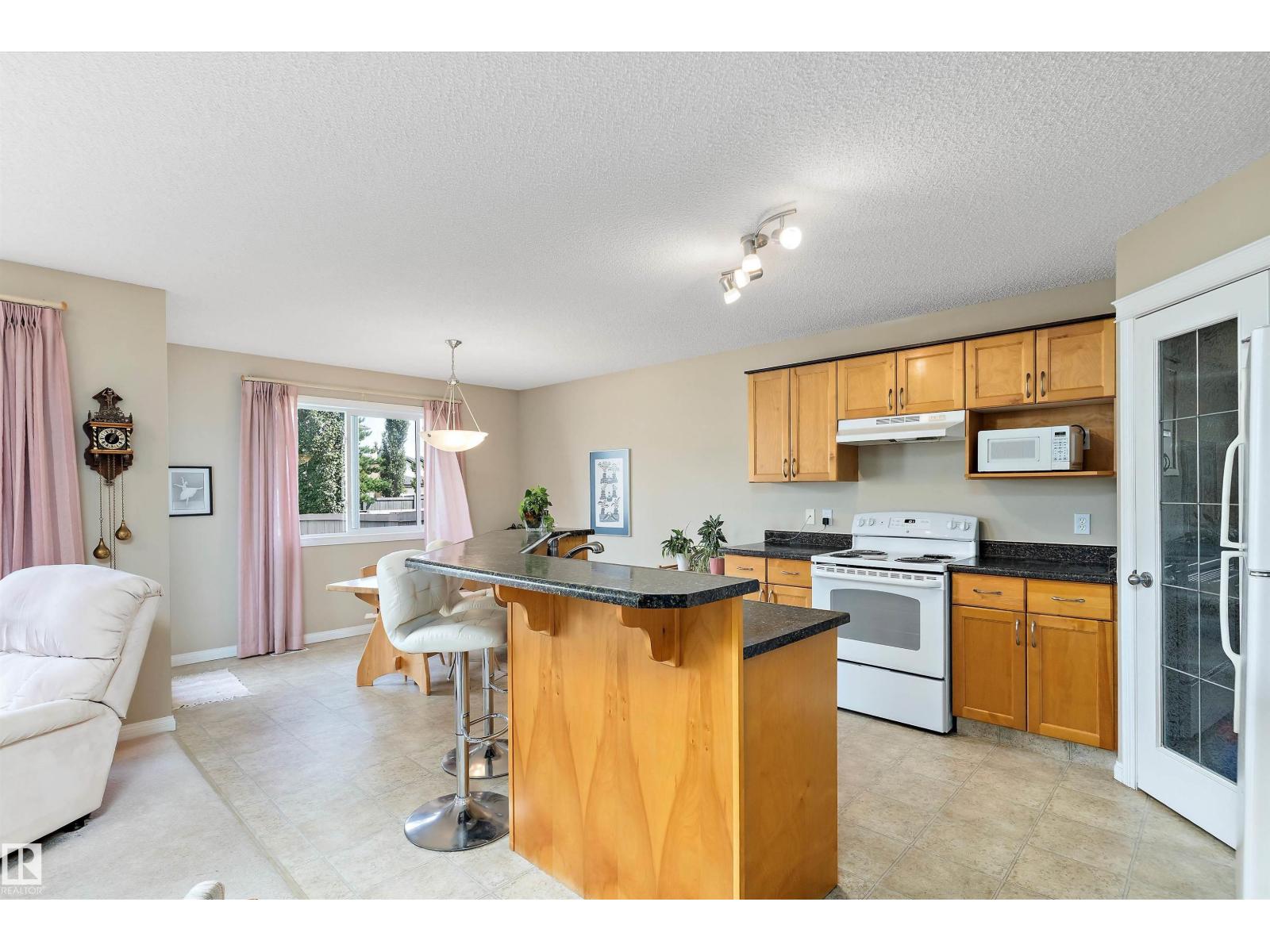 Photo 8 of 112 Castle Dr Nw, Edmonton AB