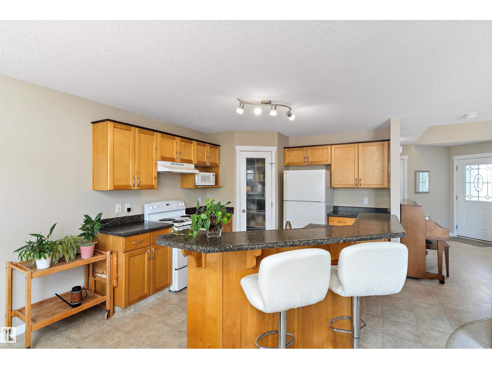 Photo 9 of 112 Castle Dr Nw, Edmonton AB