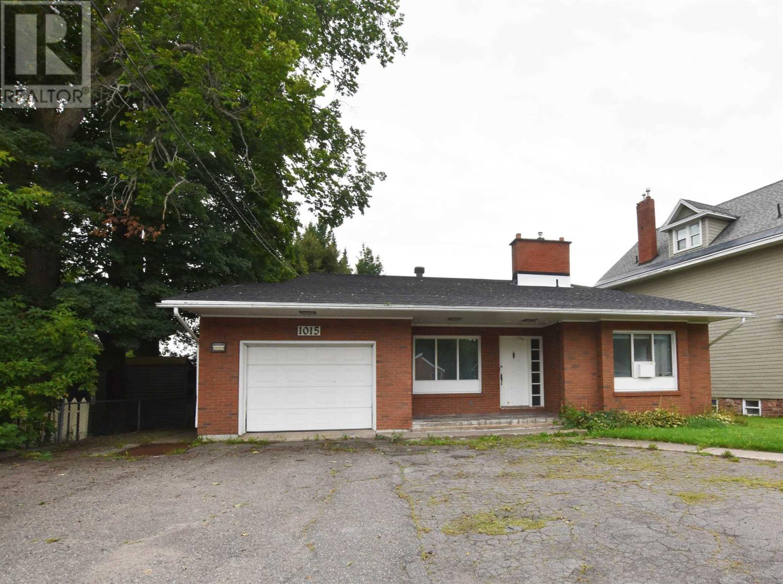 Photo 1 of 1015 Queen St E, Sault Ste Marie ON