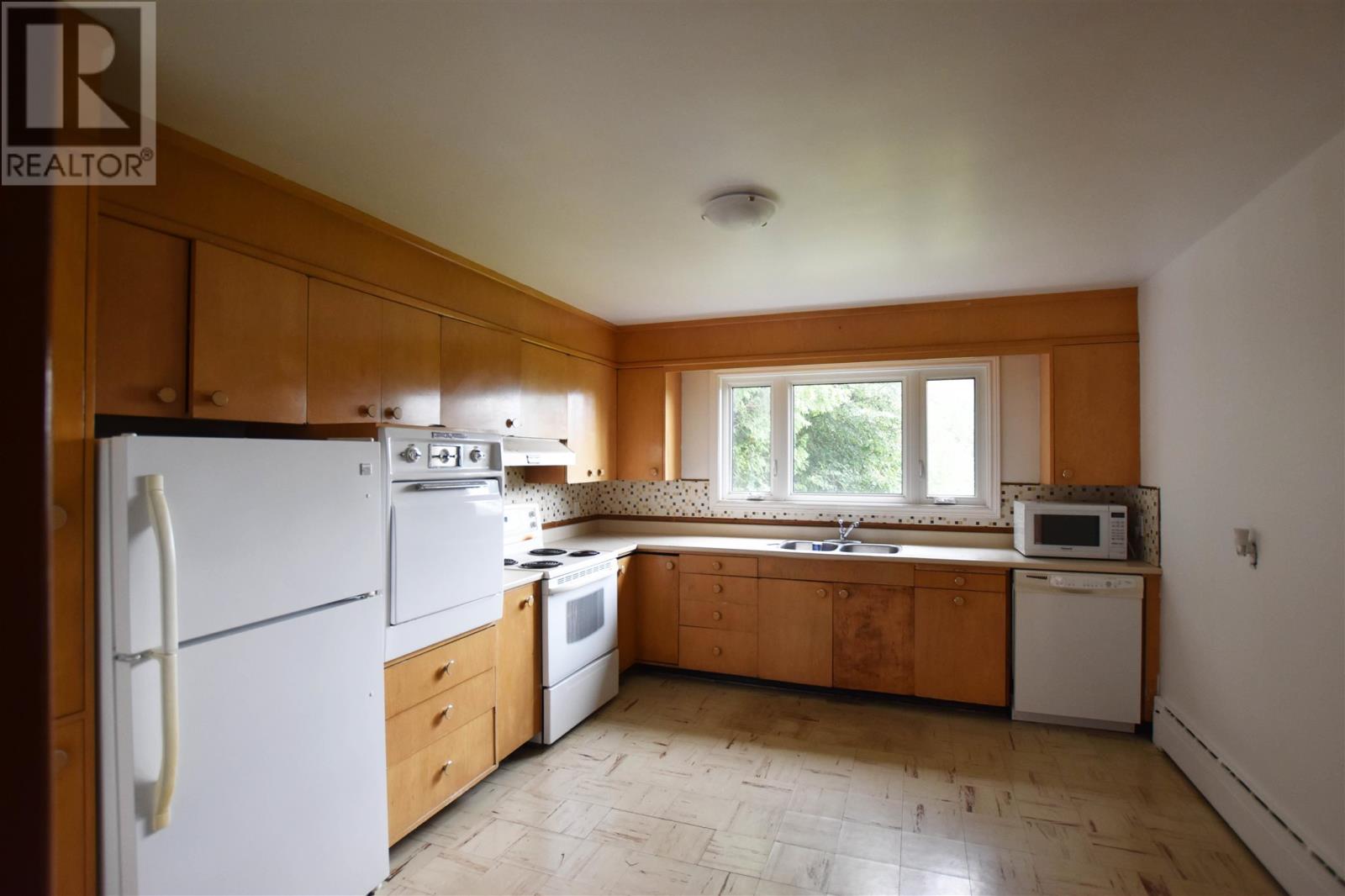 Photo 17 of 1015 Queen St E, Sault Ste Marie ON