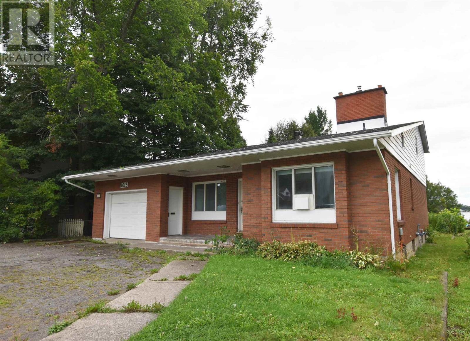 Photo 2 of 1015 Queen St E, Sault Ste Marie ON