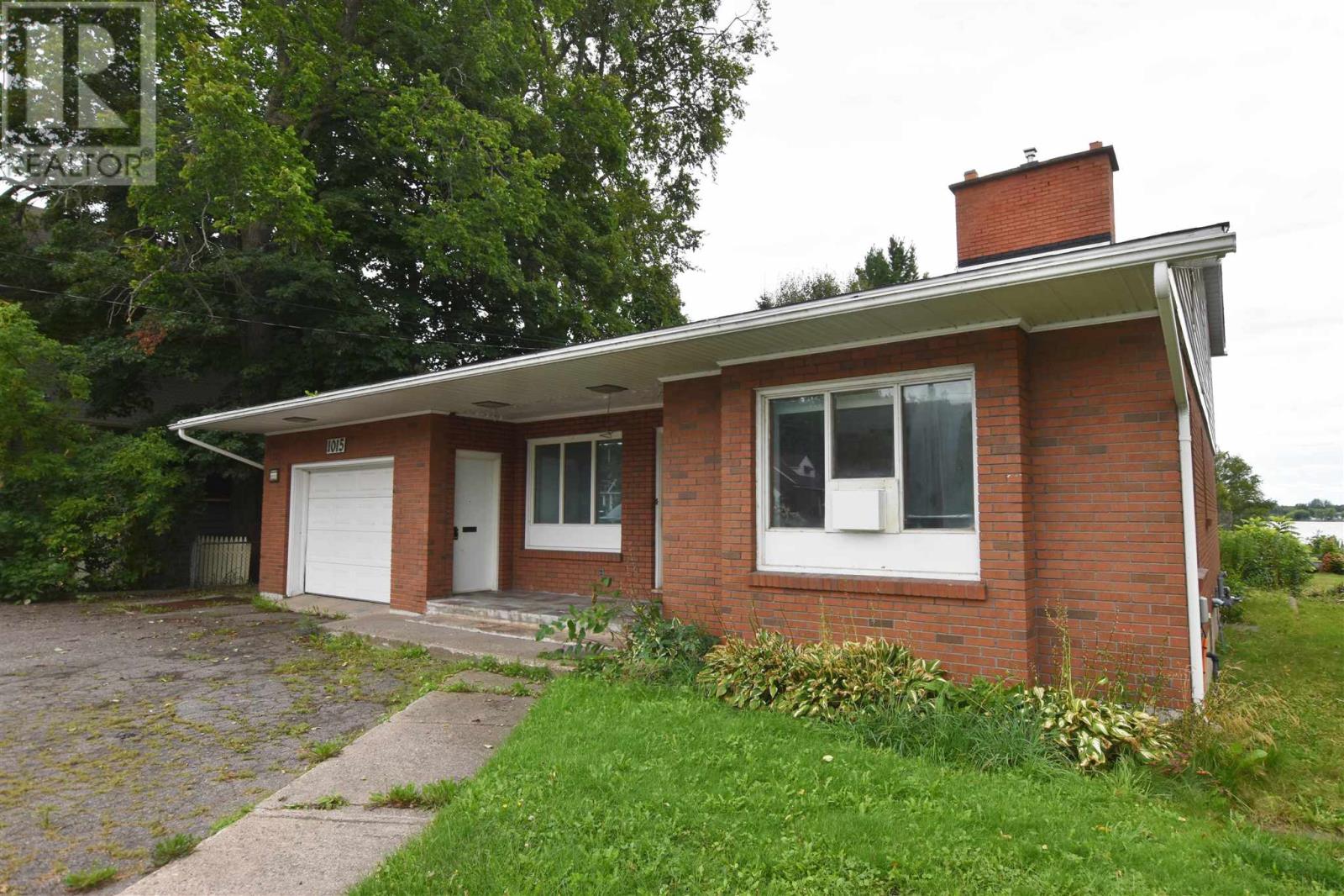 Photo 3 of 1015 Queen St E, Sault Ste Marie ON