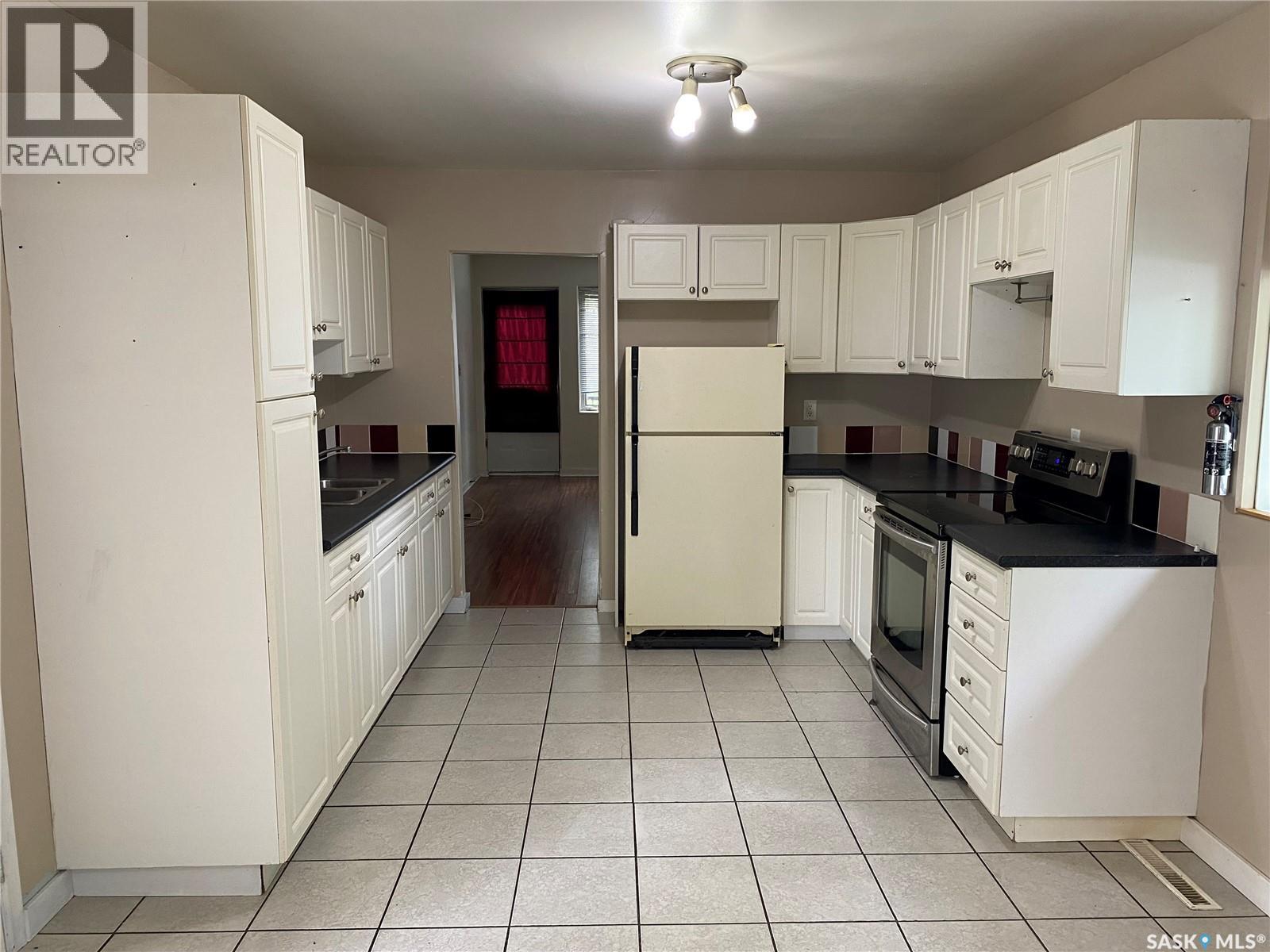 Photo 2 of 460 Wascana Street, Regina SK