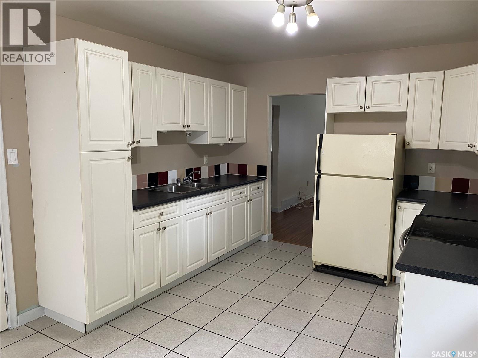 Photo 3 of 460 Wascana Street, Regina SK