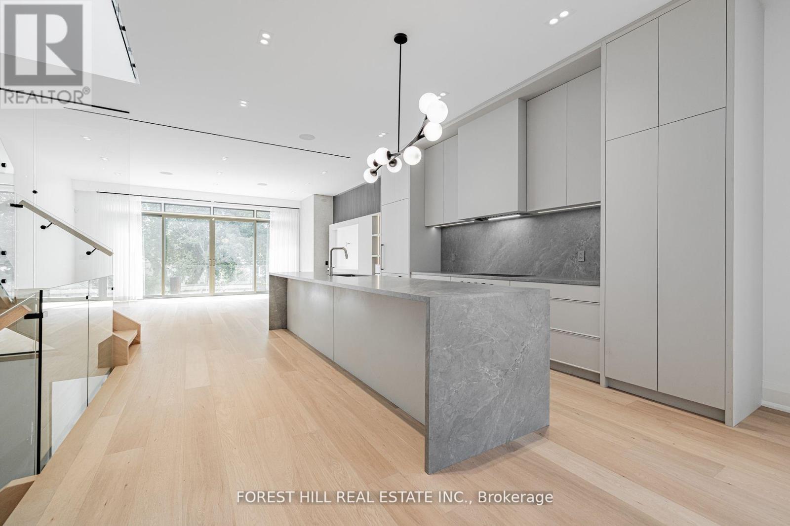 Photo 11 of 171 Elmwood Avenue, Toronto ON