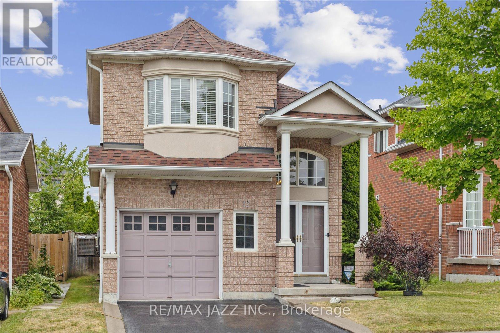 Photo 2 of 12 Lacroix Court, Whitby ON