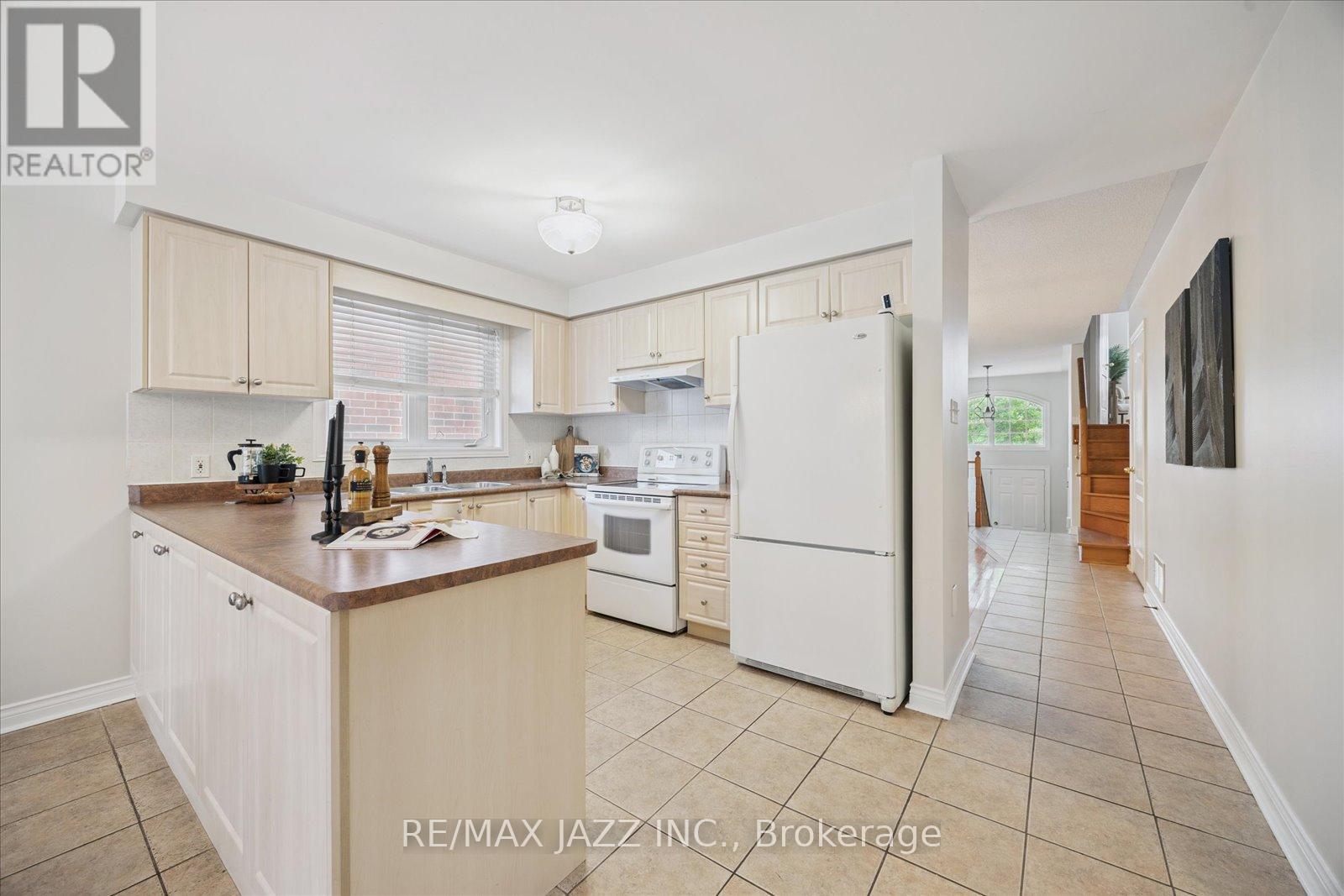 Photo 24 of 12 Lacroix Court, Whitby ON