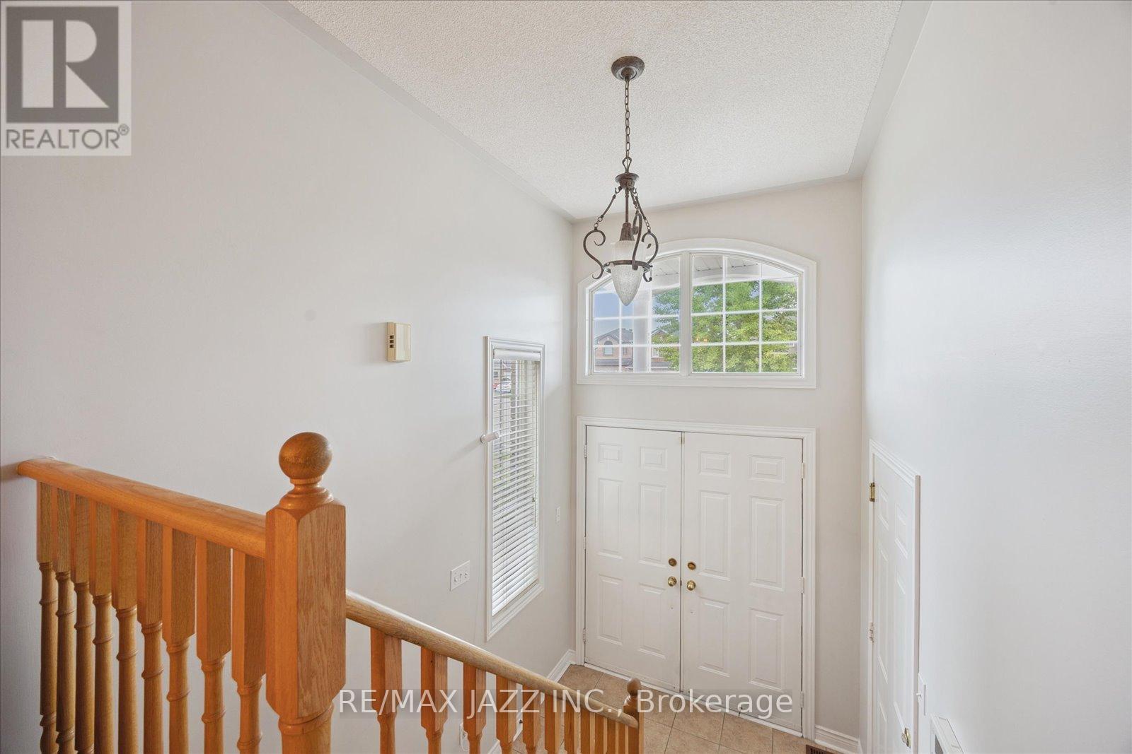 Photo 3 of 12 Lacroix Court, Whitby ON