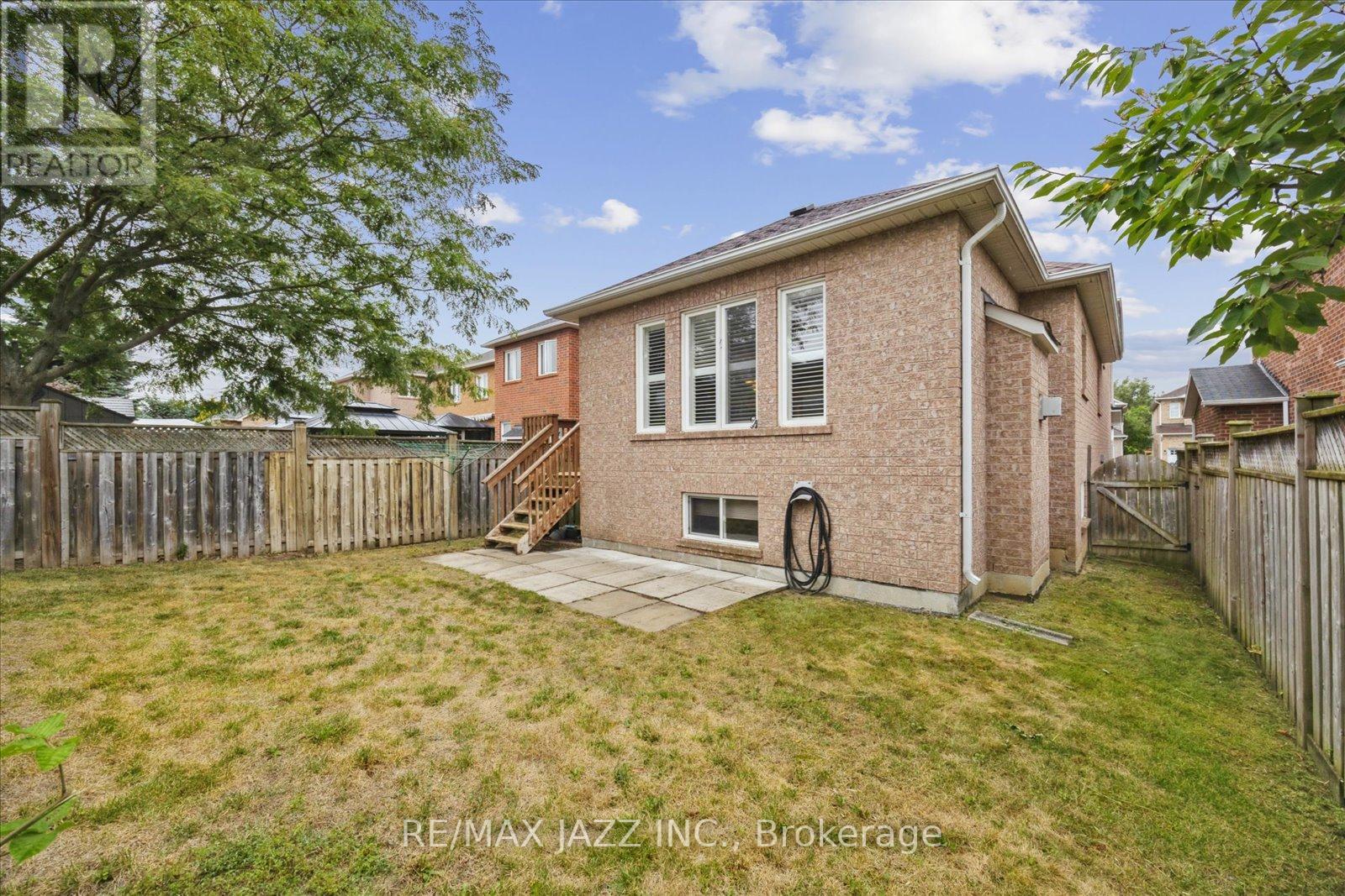 Photo 37 of 12 Lacroix Court, Whitby ON