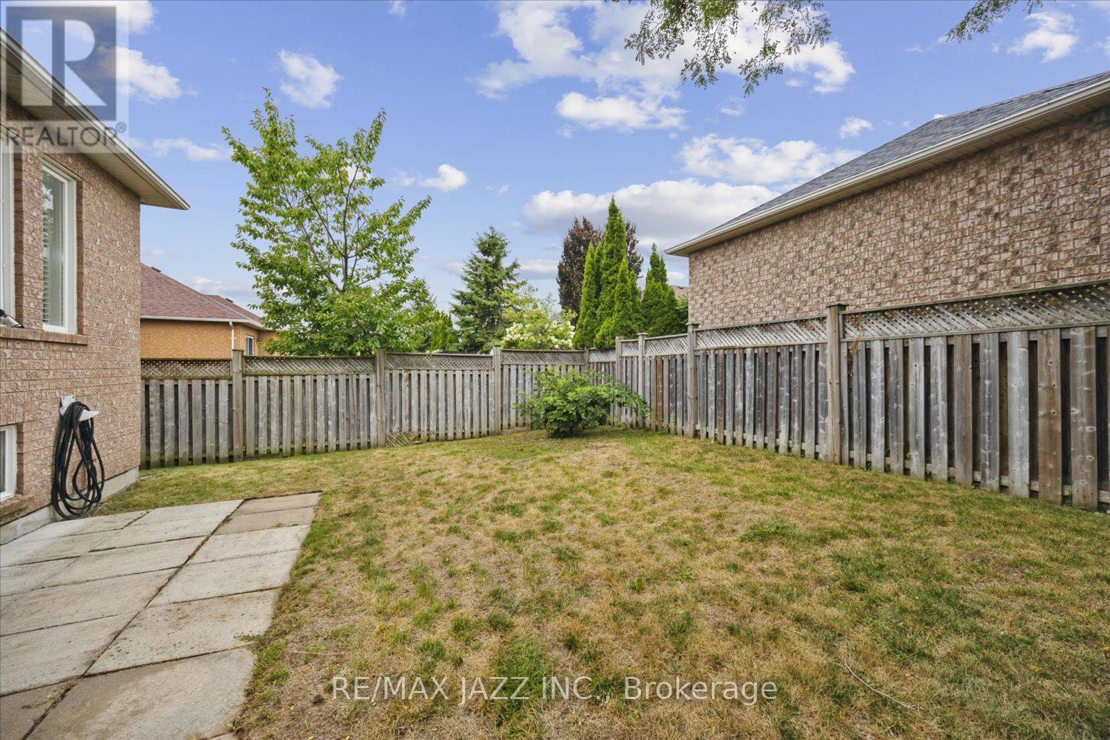Photo 39 of 12 Lacroix Court, Whitby ON