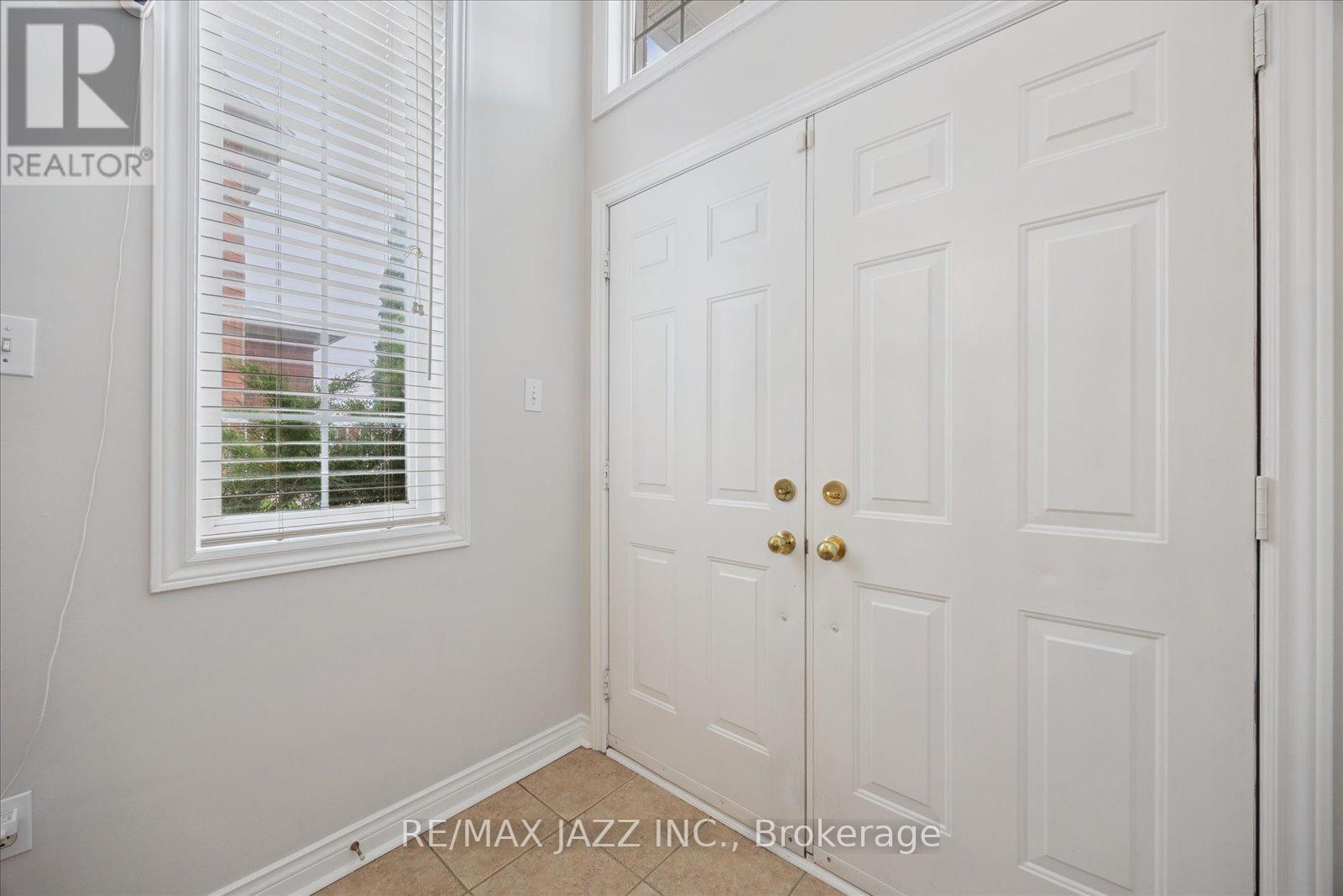 Photo 4 of 12 Lacroix Court, Whitby ON