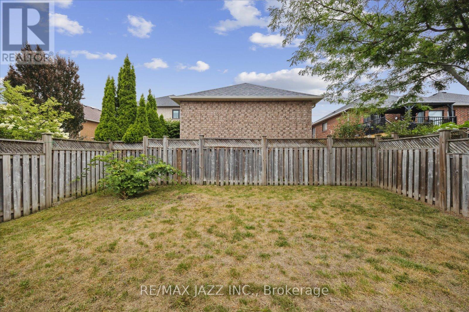 Photo 40 of 12 Lacroix Court, Whitby ON