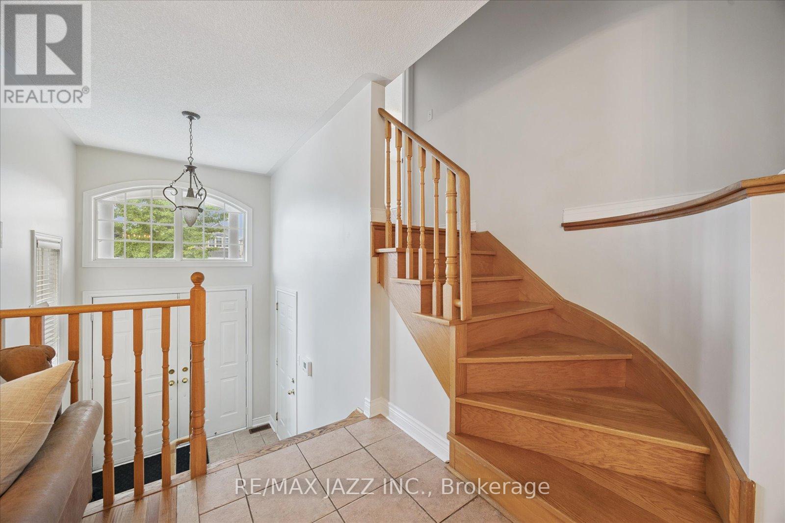 Photo 5 of 12 Lacroix Court, Whitby ON