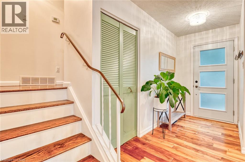 Photo 14 of 25 Glenvale Drive, Hamilton ON