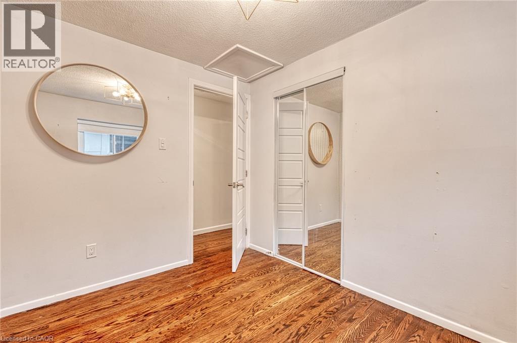 Photo 16 of 25 Glenvale Drive, Hamilton ON