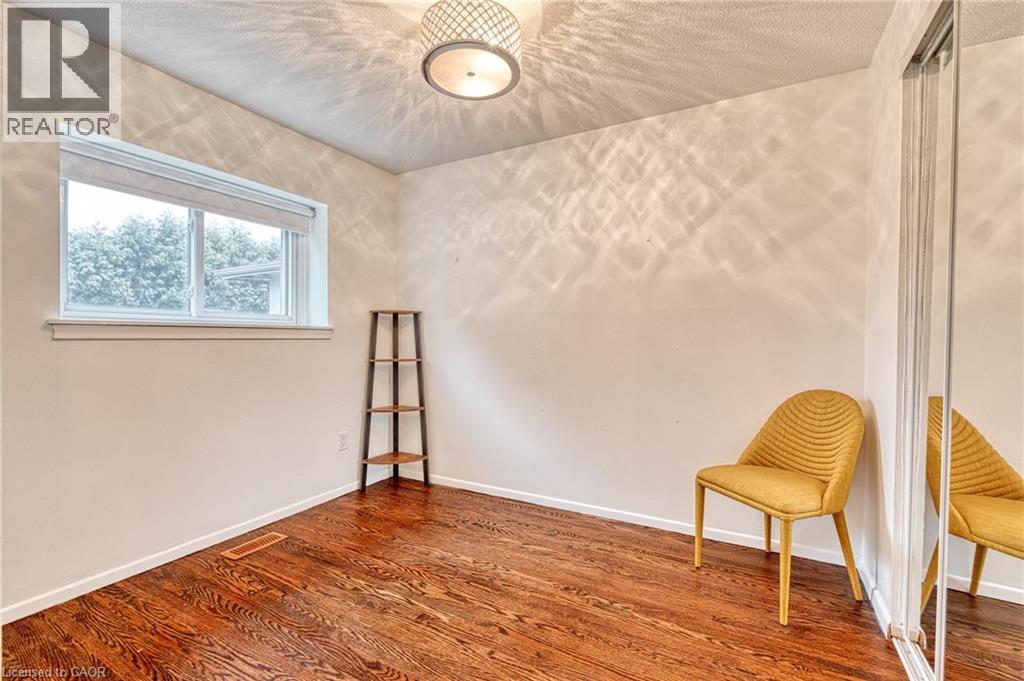 Photo 10 of 25 Glenvale Drive, Hamilton ON
