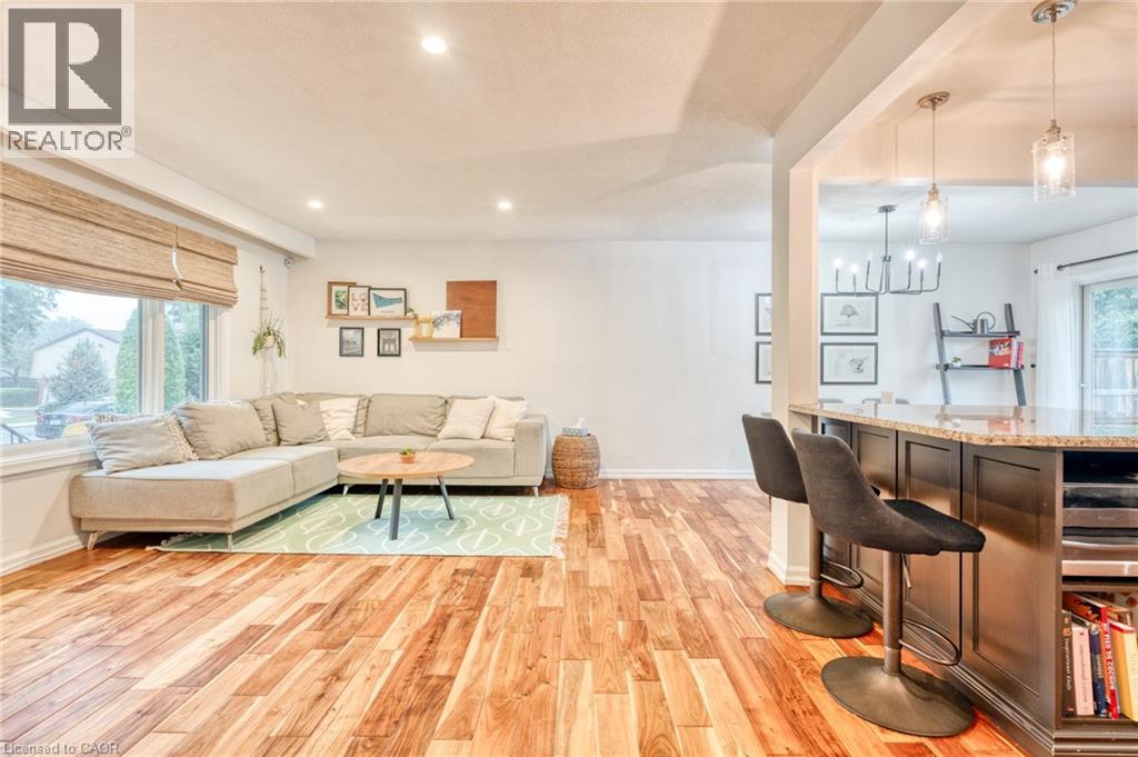 Photo 2 of 25 Glenvale Drive, Hamilton ON