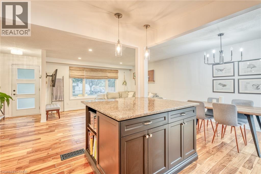 Photo 19 of 25 Glenvale Drive, Hamilton ON