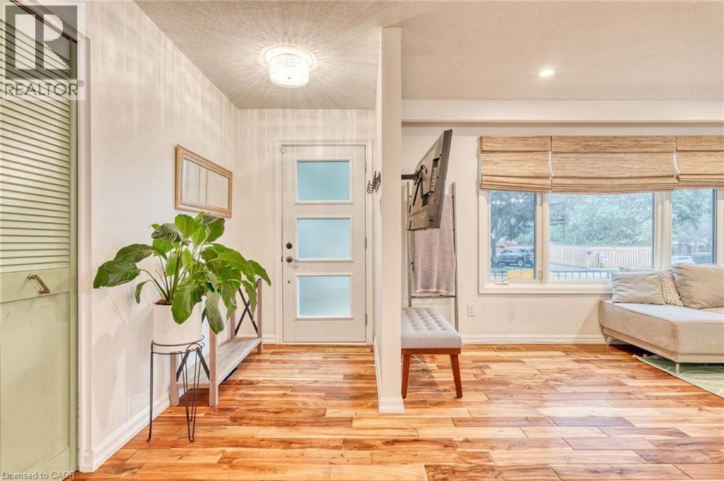 Photo 9 of 25 Glenvale Drive, Hamilton ON