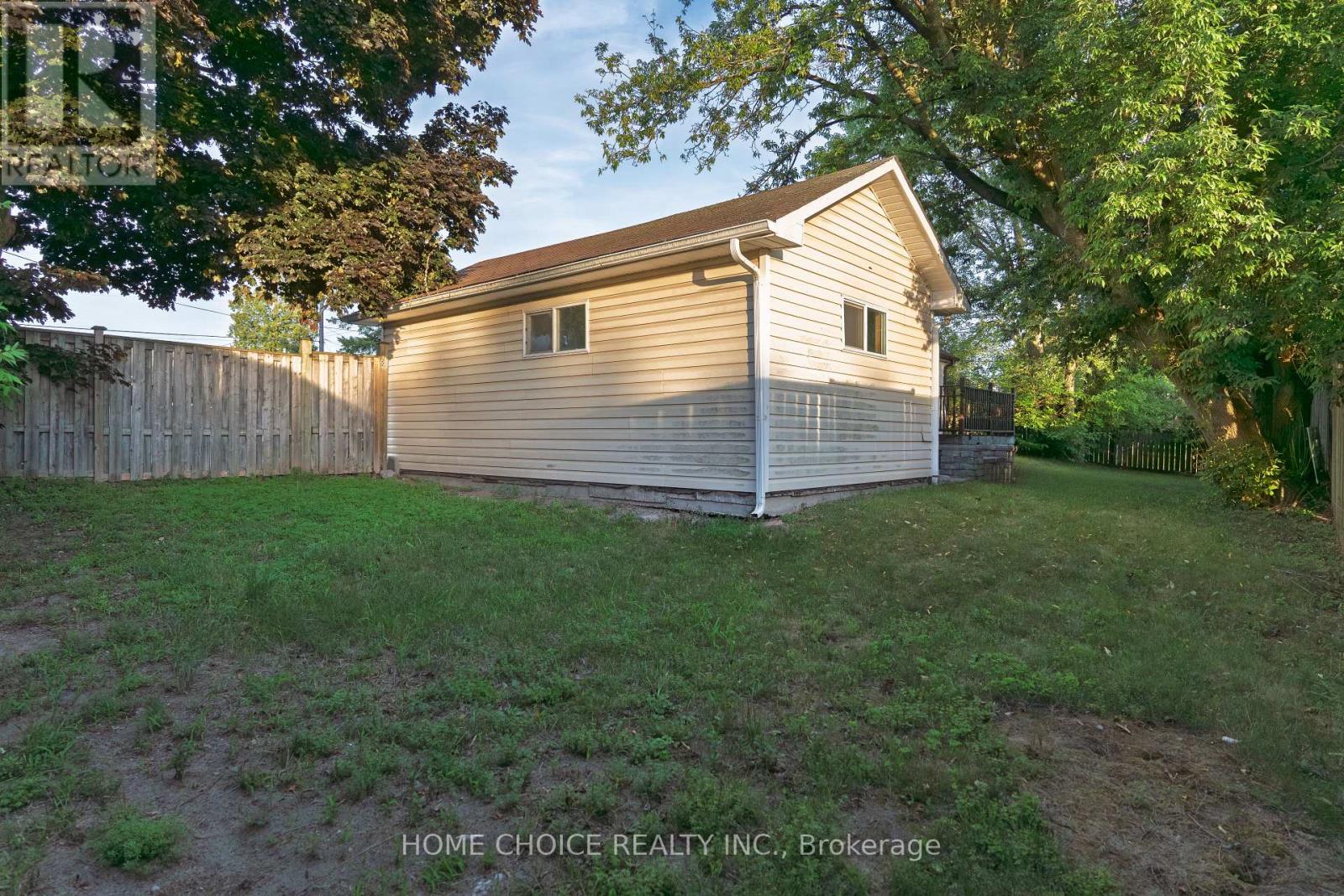 Photo 5 of 272 Taunton Road W, Oshawa ON