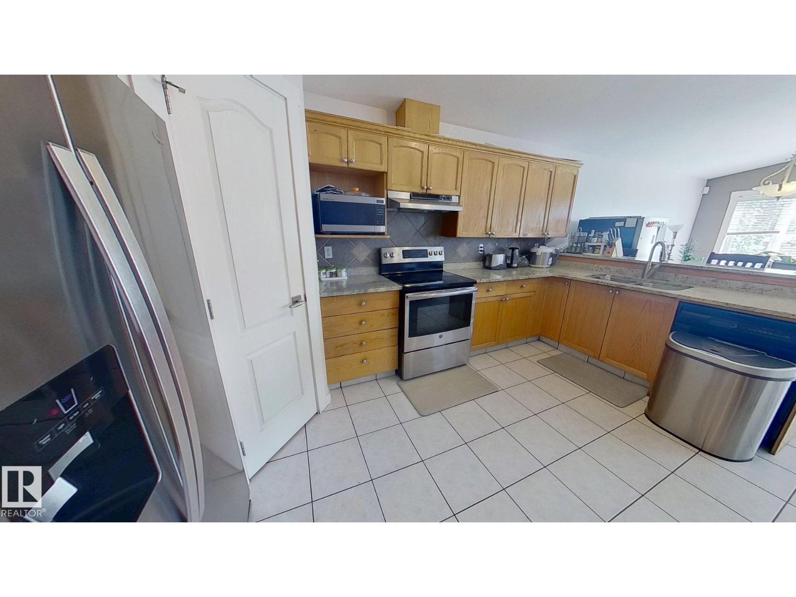 Photo 4 of 8415 156 Av Nw, Edmonton AB