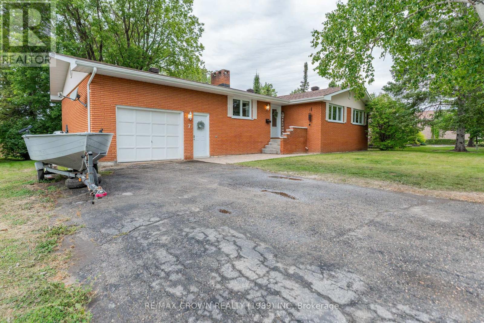 Photo 2 of 7 Sussex Place, Kapuskasing ON