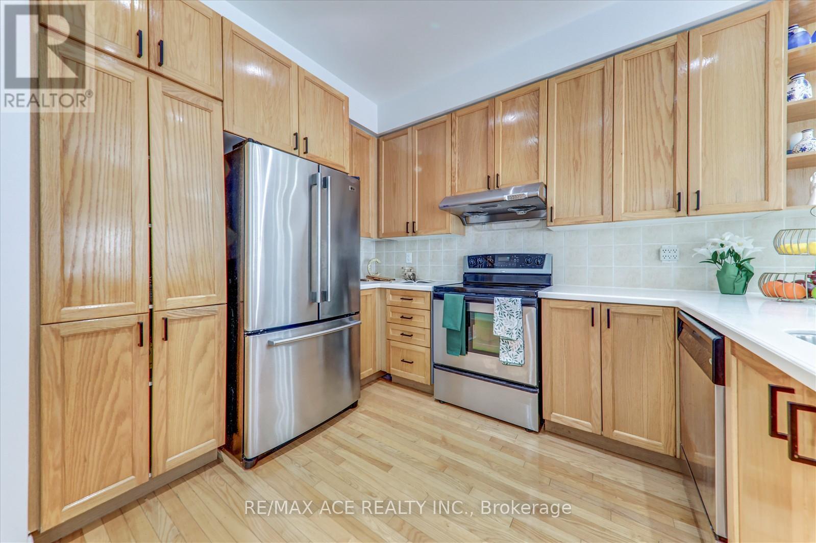 Photo 35 of 59 Cozens Drive, Richmond Hill ON