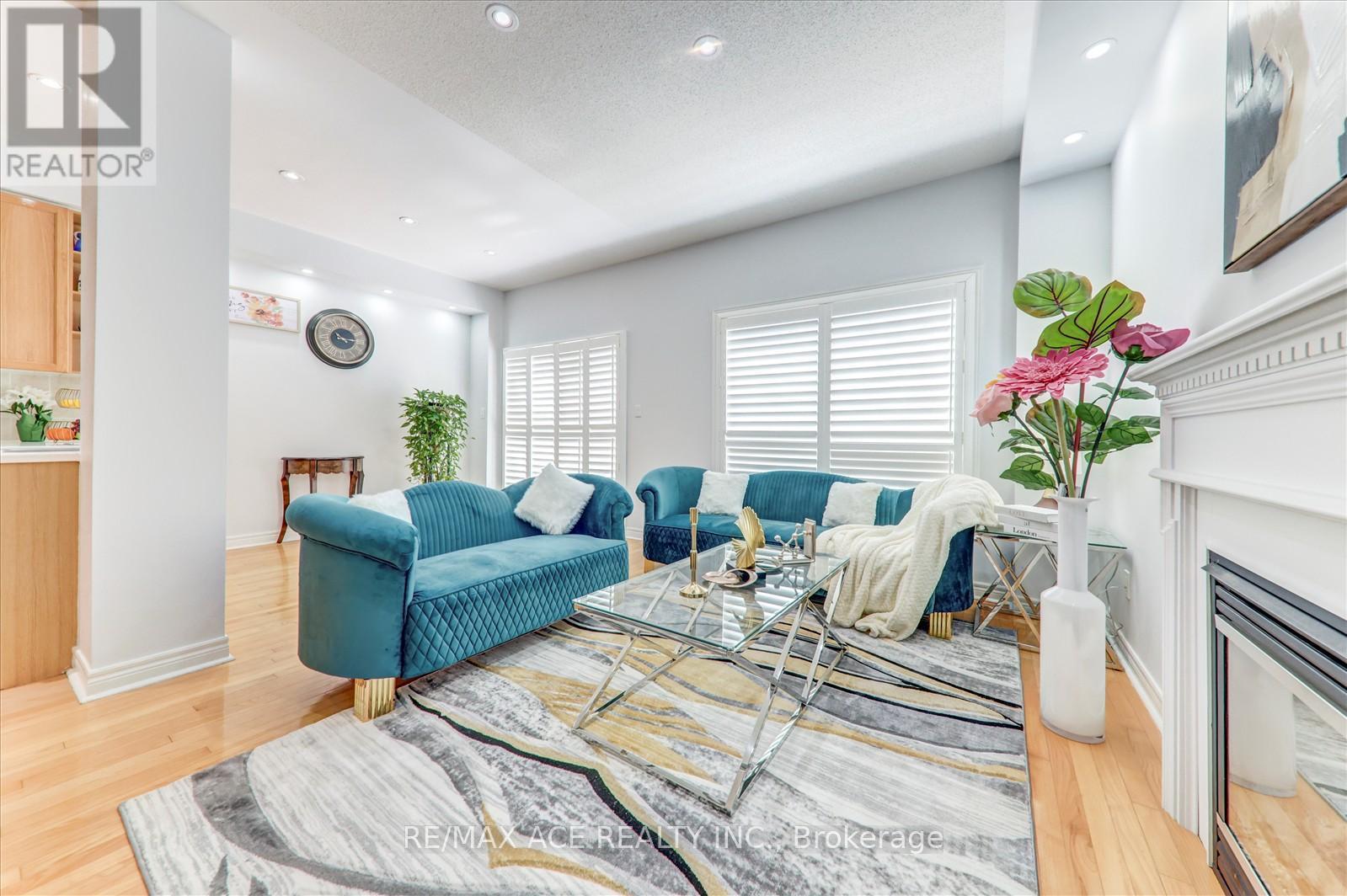 Photo 31 of 59 Cozens Drive, Richmond Hill ON
