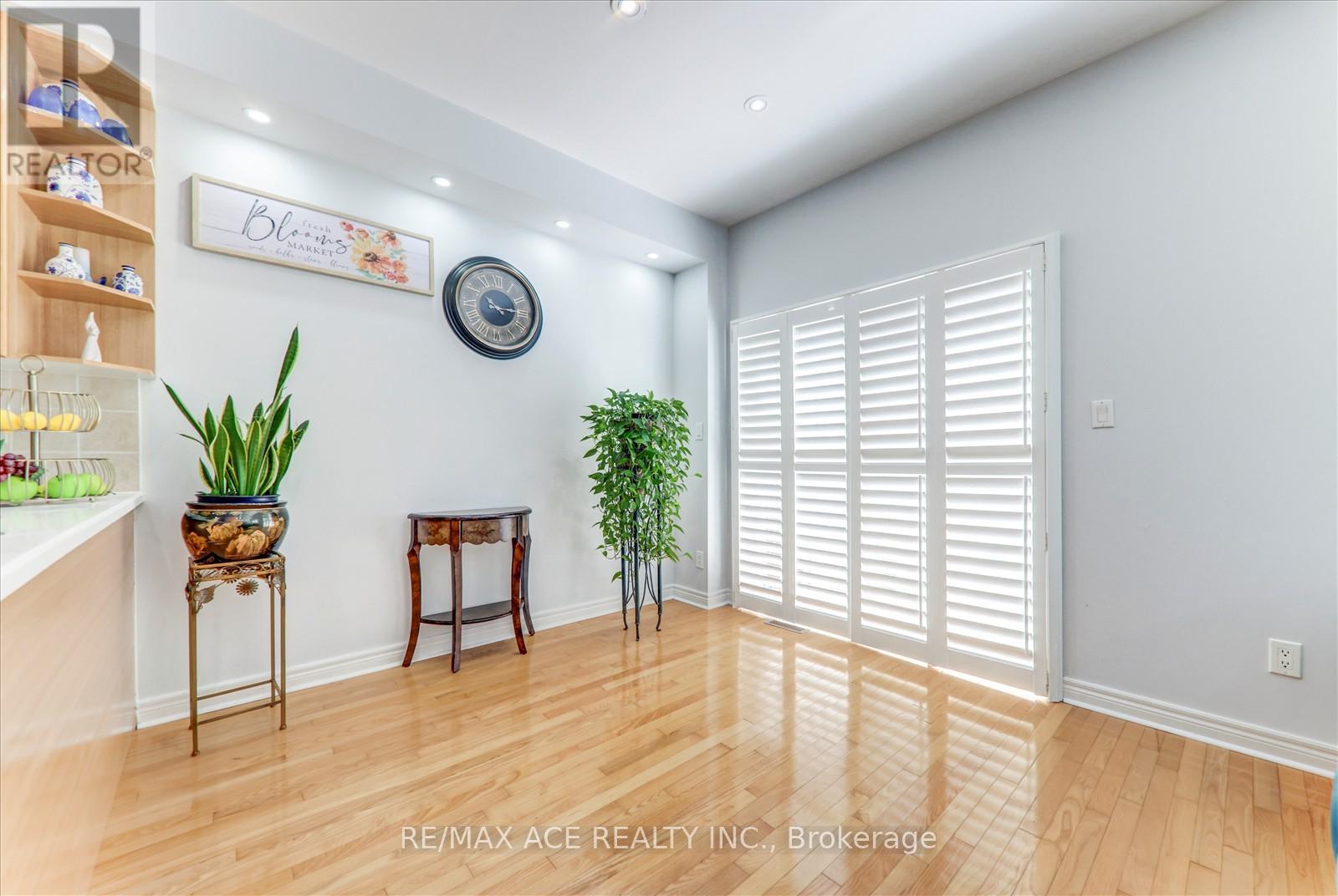 Photo 32 of 59 Cozens Drive, Richmond Hill ON