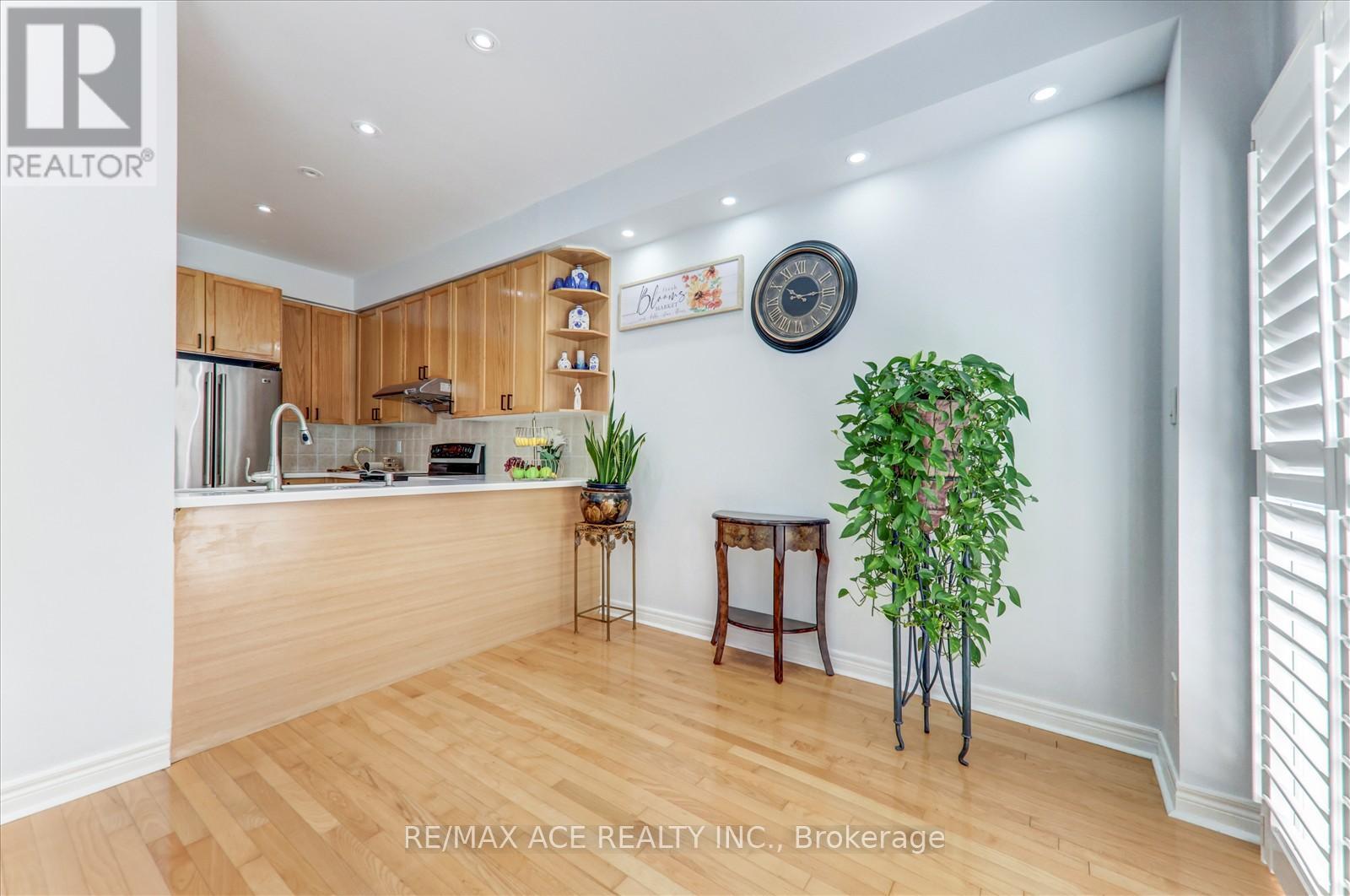 Photo 3 of 59 Cozens Drive, Richmond Hill ON