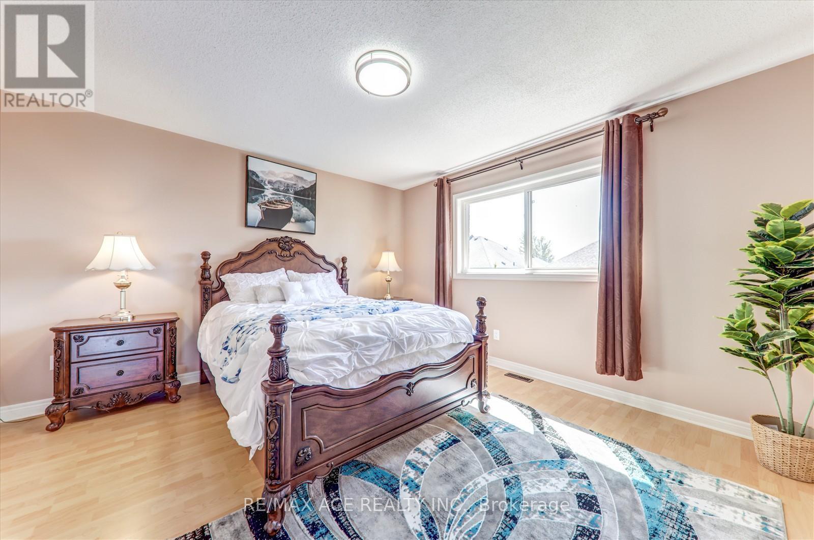 Photo 19 of 59 Cozens Drive, Richmond Hill ON