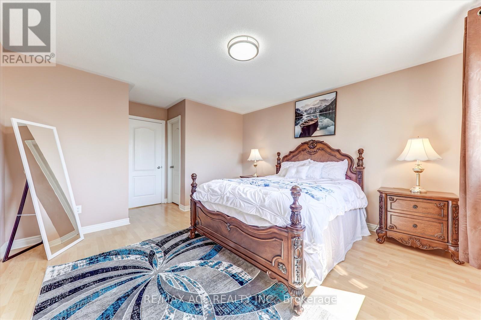Photo 21 of 59 Cozens Drive, Richmond Hill ON