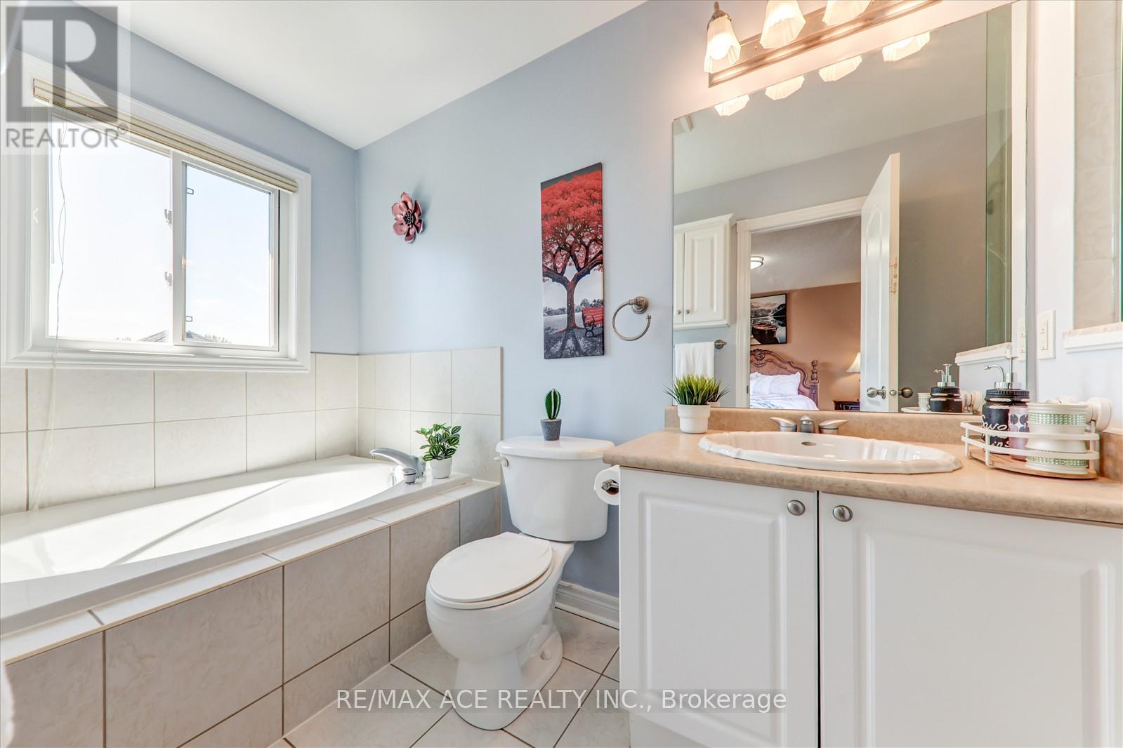 Photo 10 of 59 Cozens Drive, Richmond Hill ON