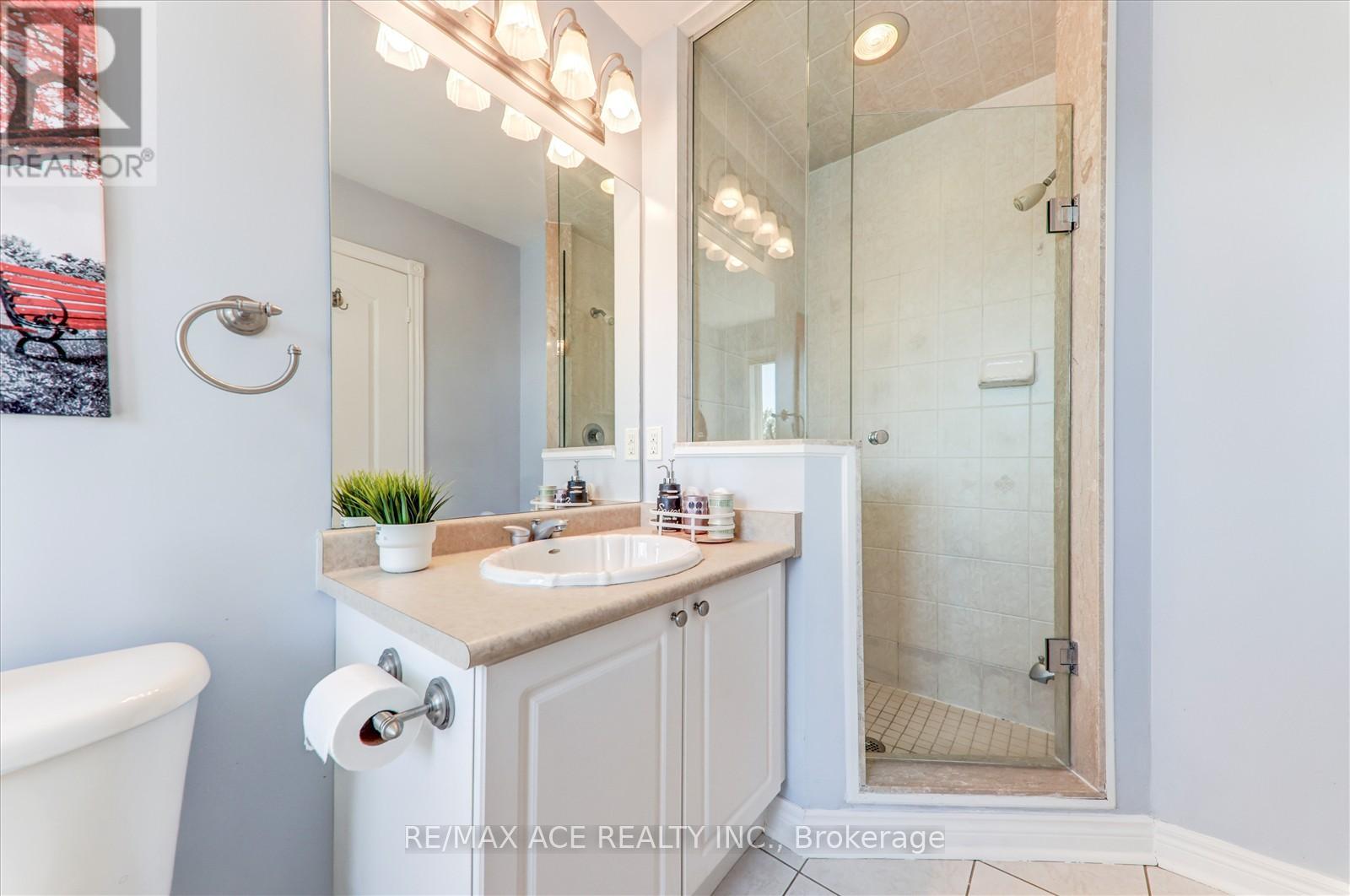 Photo 17 of 59 Cozens Drive, Richmond Hill ON